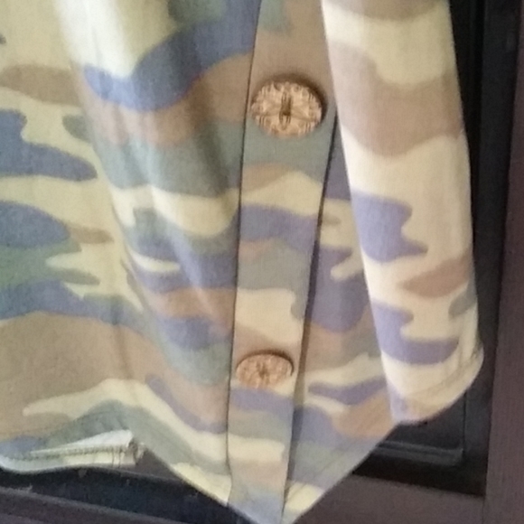 🔥 asymmetrical camouflage tank top button detail - Picture 6 of 7